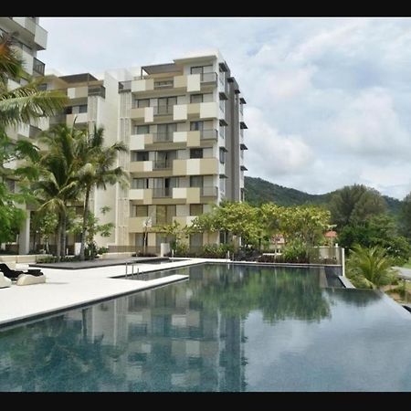 By The Sea Batu Ferringhi Beach Front Apartment Suite Bagian luar foto