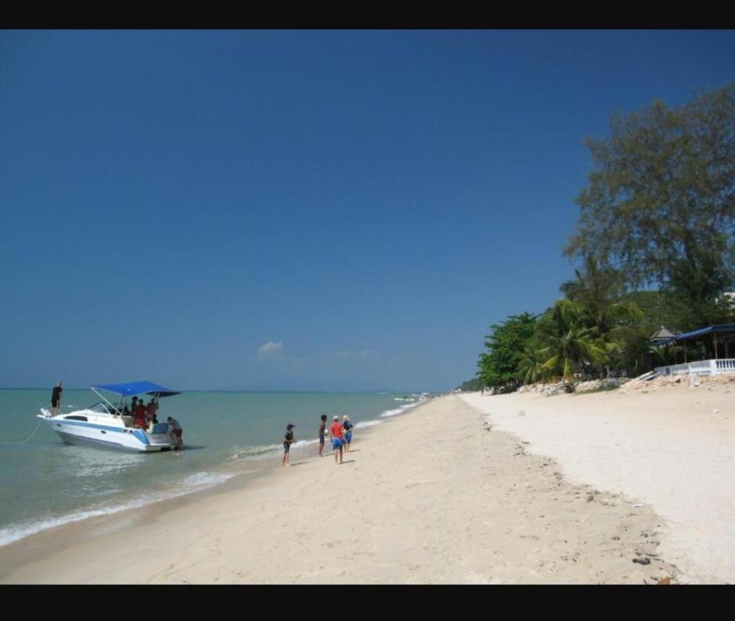 By The Sea Batu Ferringhi Beach Front Apartment Suite Bagian luar foto